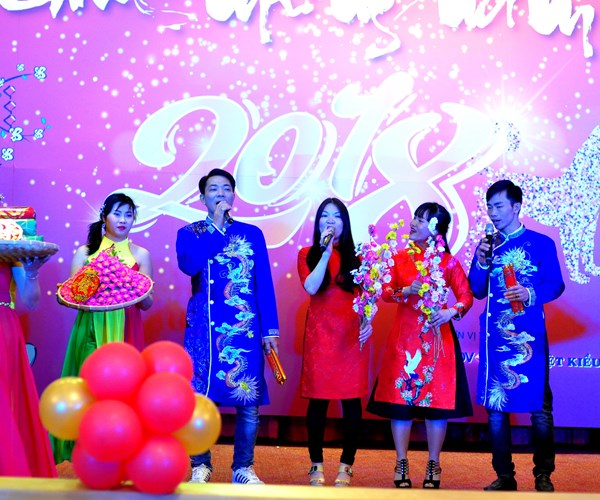 Người háo hức về nước ăn Tết, người bồn chồn nhớ hương vị tình thân - Anh 1