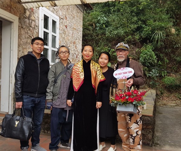 Nhiều nghệ sĩ nổi tiếng tham dự triển lãm tranh “Hồi sinh” của Họa sĩ Hoàng Hà Tùng  trên núi Phượng Hoàng - Anh 11