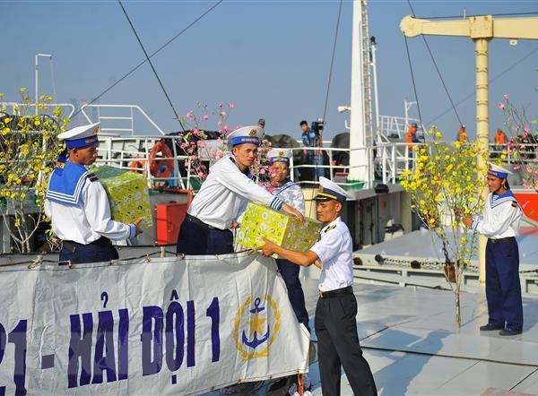 Mang những món quà Xuân của mọi miền quê hương ra Nhà giàn DK1 - Anh 1