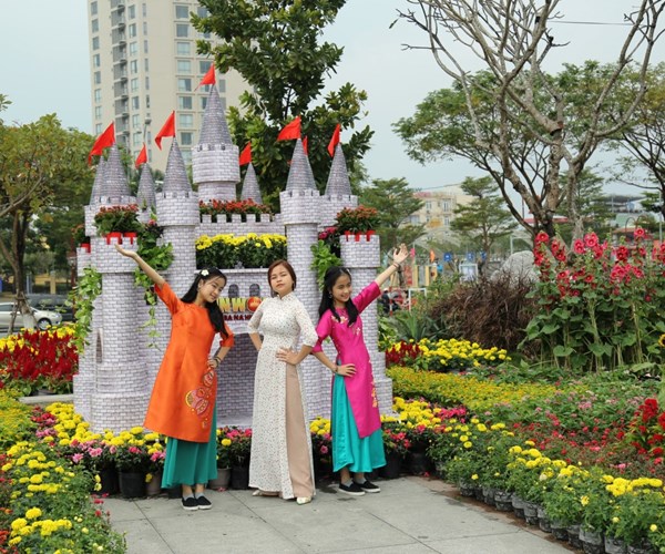 Người dân và du khách thích thú chiêm ngưỡng con đường hoa đẹp lạ bên sông Hàn - Anh 6