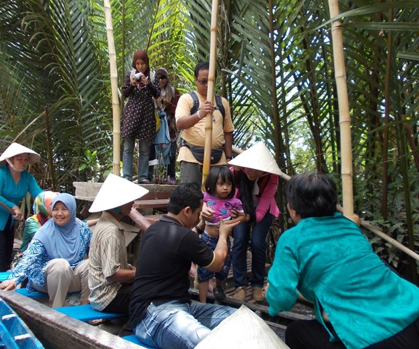 TP.HCM: Các điểm du lịch kín du khách - Anh 2