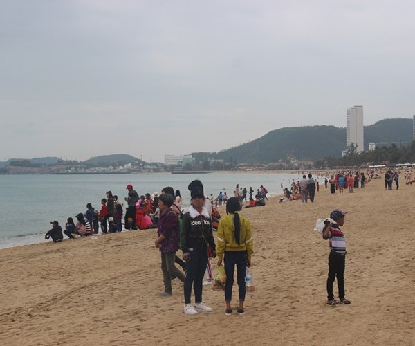 Khánh Hòa đón 190.000 lượt du khách trong 2 ngày Tết Mậu Tuất - Anh 6