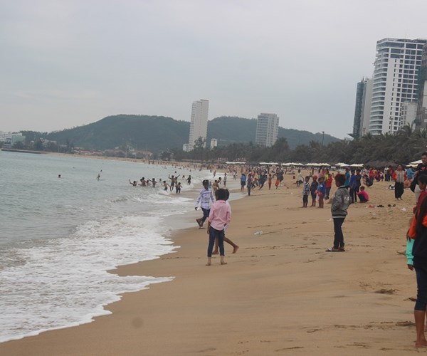 Khánh Hòa đón 190.000 lượt du khách trong 2 ngày Tết Mậu Tuất - Anh 7