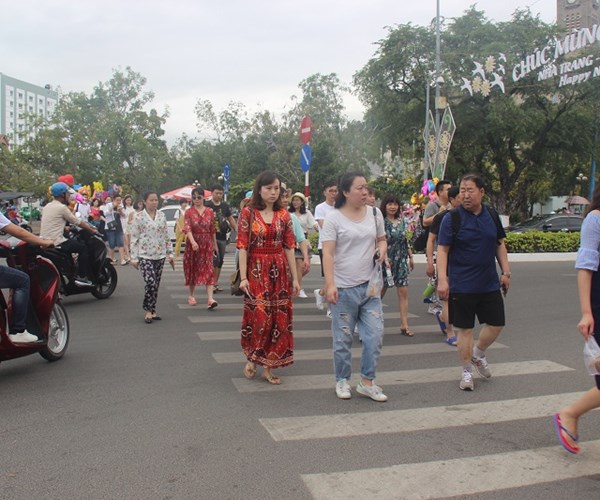 Khánh Hòa đón 190.000 lượt du khách trong 2 ngày Tết Mậu Tuất - Anh 9