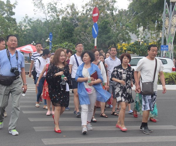 Khánh Hòa đón 190.000 lượt du khách trong 2 ngày Tết Mậu Tuất - Anh 10