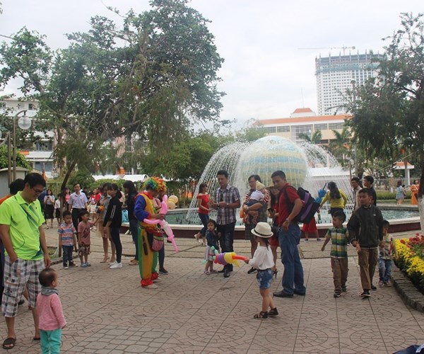 Khánh Hòa đón 190.000 lượt du khách trong 2 ngày Tết Mậu Tuất - Anh 11