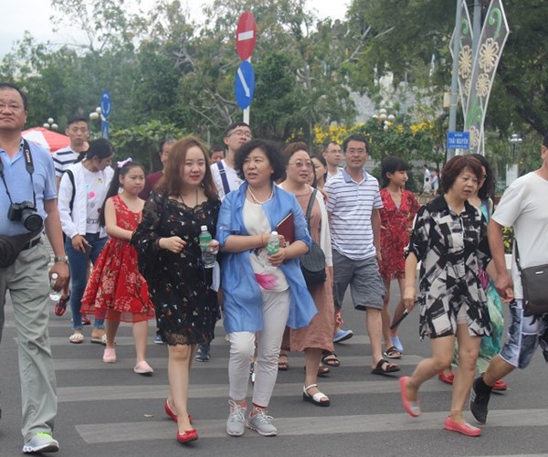 Khánh Hòa đón 190.000 lượt du khách trong 2 ngày Tết Mậu Tuất - Anh 1