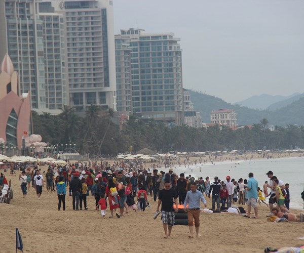 Khánh Hòa đón 190.000 lượt du khách trong 2 ngày Tết Mậu Tuất - Anh 3