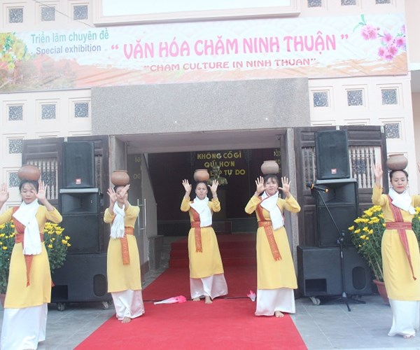 Khánh Hòa đón 190.000 lượt du khách trong 2 ngày Tết Mậu Tuất - Anh 5