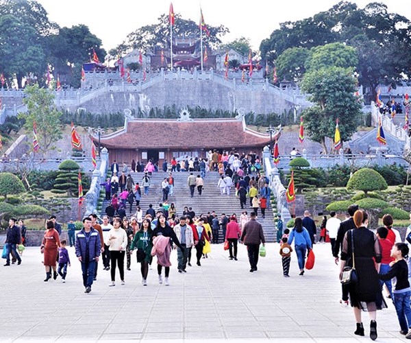 Tấp nập khách du lịch đến Quảng Ninh những ngày Tết nguyên đán 2018 - Anh 2