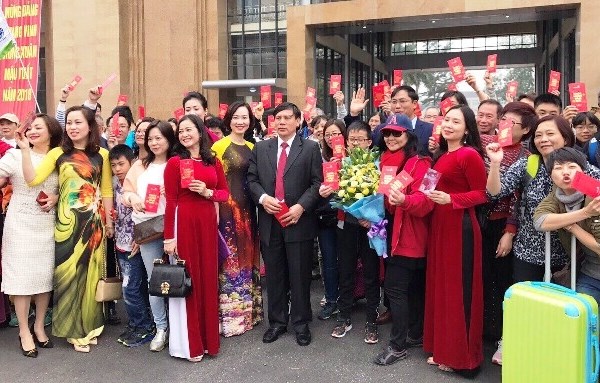 Tấp nập khách du lịch đến Quảng Ninh những ngày Tết nguyên đán 2018 - Anh 3