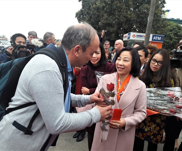 Tấp nập khách du lịch đến Quảng Ninh những ngày Tết nguyên đán 2018 - Anh 4