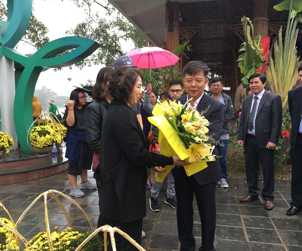 Du khách hào hứng đến xem chợ Tết quê ở Phong Nha – Kẻ Bàng - Anh 1