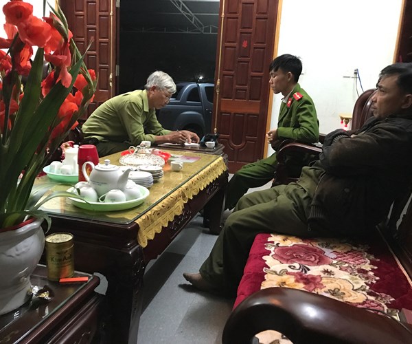 Đêm Giao thừa, gia đình nhà báo bị “khủng bố” bằng chất bẩn - Anh 2