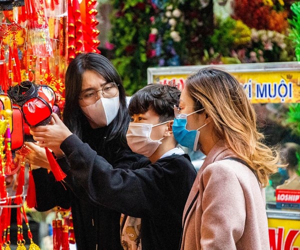 Hà Nội: Nhiều người dân đã ý thức đeo khẩu trang khi đi sắm Tết - Anh 2
