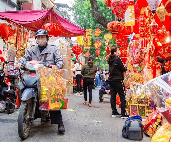 Hà Nội: Nhiều người dân đã ý thức đeo khẩu trang khi đi sắm Tết - Anh 3