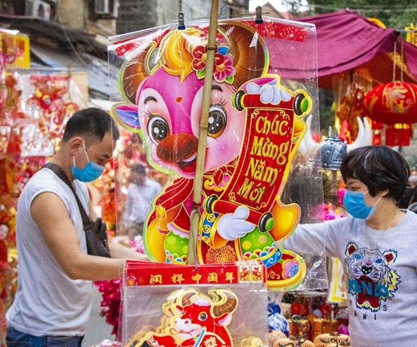 Hà Nội: Nhiều người dân đã ý thức đeo khẩu trang khi đi sắm Tết - Anh 7