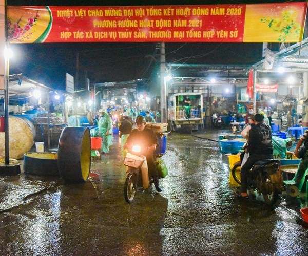 Chợ cá chép đỏ lớn nhất miền Bắc nhộn nhịp trước Tết ông Công, ông Táo - Anh 1