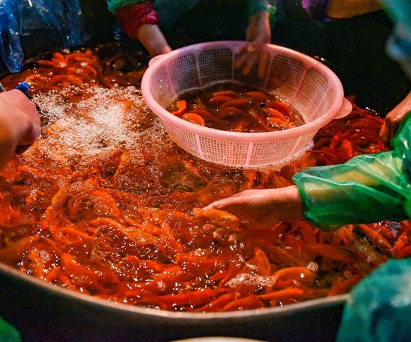 Chợ cá chép đỏ lớn nhất miền Bắc nhộn nhịp trước Tết ông Công, ông Táo - Anh 4