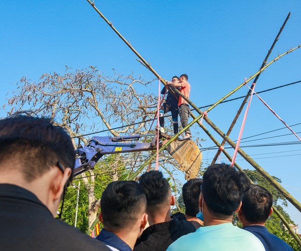 Chơi đu bay bổng ngày Xuân - Anh 11