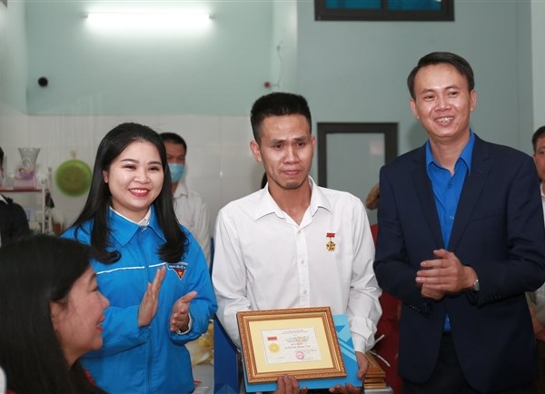 Thủ tướng tặng Bằng khen cho người dũng cảm cứu cháu bé rơi từ tầng cao - Anh 2