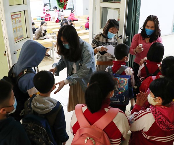 Học sinh Hà Nội đi học trở lại, đeo khẩu trang đúng cách - Anh 10