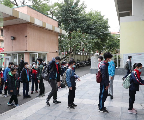 Học sinh Hà Nội đi học trở lại, đeo khẩu trang đúng cách - Anh 3