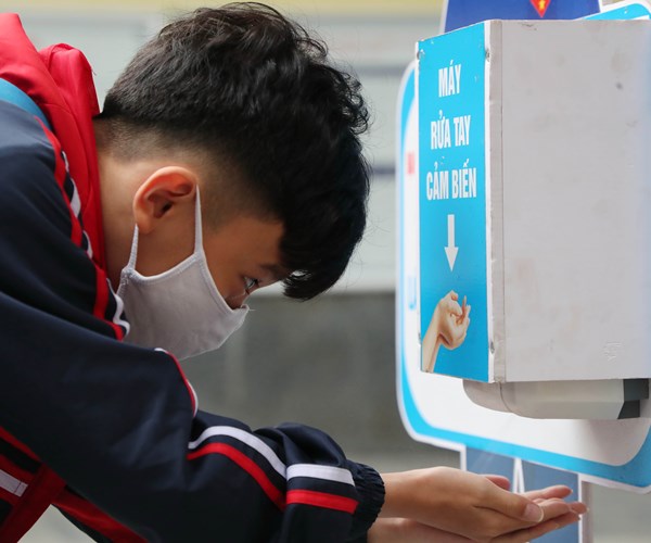 Học sinh Hà Nội đi học trở lại, đeo khẩu trang đúng cách - Anh 4