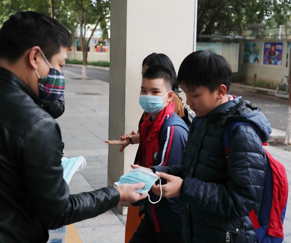Học sinh Hà Nội đi học trở lại, đeo khẩu trang đúng cách - Anh 5