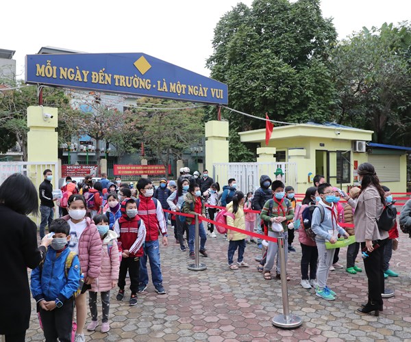 Học sinh Hà Nội đi học trở lại, đeo khẩu trang đúng cách - Anh 7