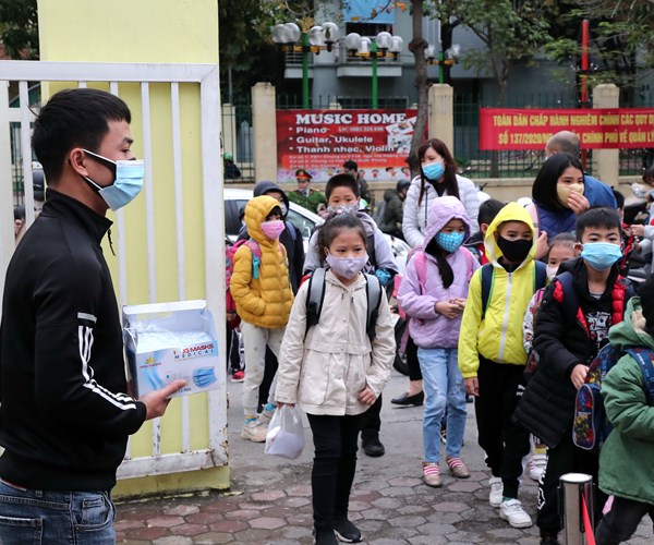Học sinh Hà Nội đi học trở lại, đeo khẩu trang đúng cách - Anh 9