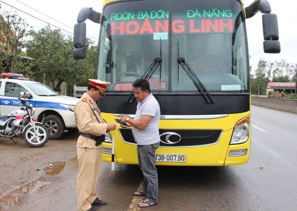 Quảng Bình: Xử phạt 92 xe vi phạm về an toàn giao thông - Anh 1
