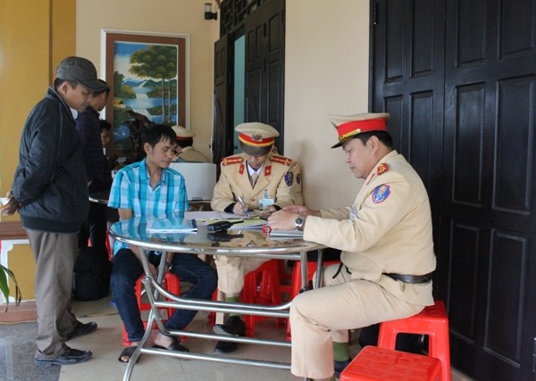 Quảng Bình: Xử phạt 92 xe vi phạm về an toàn giao thông - Anh 2