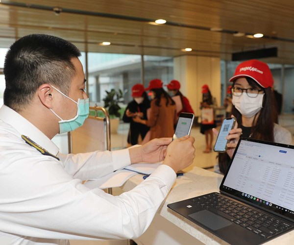 Quảng Ninh mở lại các hoạt động vận tải, du lịch và tôn giáo tín ngưỡng - Anh 1