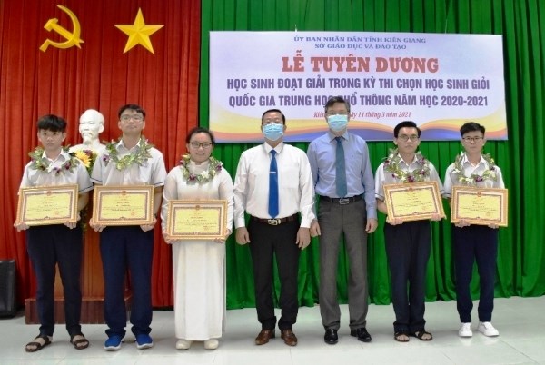 Kiên Giang tuyên dương học sinh đạt giải trong kỳ thi Quốc gia - Anh 1