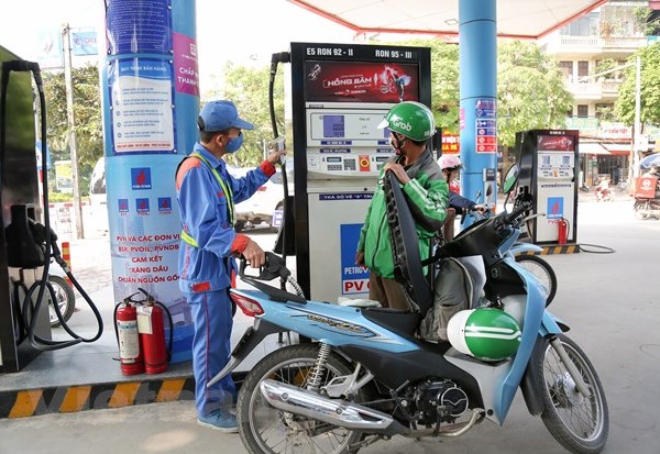 Tăng gần 800 đồng, giá xăng RON 95-III vượt 18.800 đồng mỗi lít - Anh 1