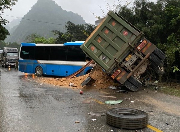 Hòa Bình: Xe khách đấu đầu xe tải làm 3 người tử vong, 1 người bị thương - Anh 1