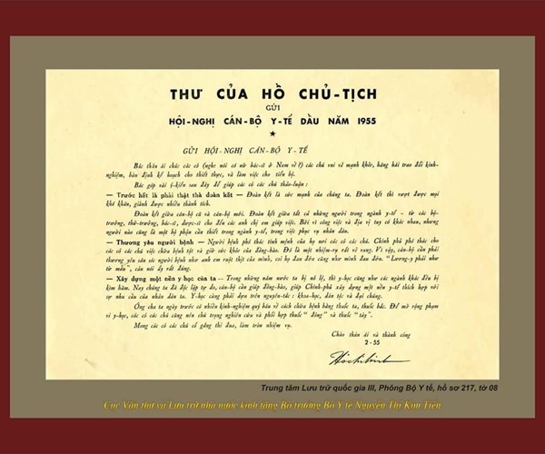 Trao tặng bức thư của Chủ tịch Hồ Chí Minh gửi Hội nghị cán bộ y tế năm 1955 - Anh 1