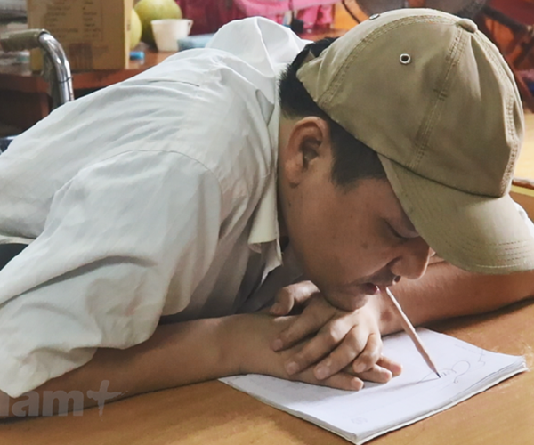 Chuyện về người thầy ngồi xe lăn, viết chữ đẹp bằng miệng - Anh 1