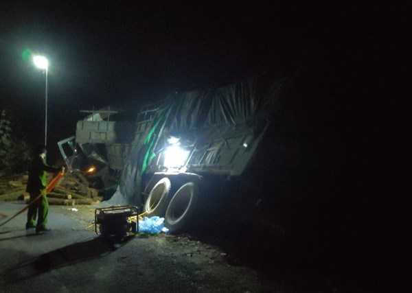 Thanh Hóa: Xe tải đâm vào taluy, 7 người ngồi trên cabin tử vong - Anh 2