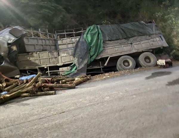 Thanh Hóa: Xe tải đâm vào taluy, 7 người ngồi trên cabin tử vong - Anh 1