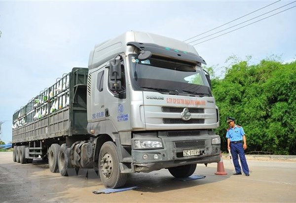 Từ 1.4, triển khai chuyên đề xử lý vi phạm chở hàng quá khổ, quá tải - Anh 1