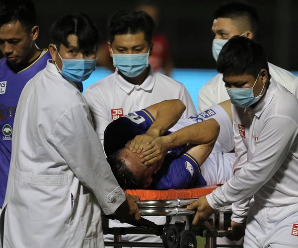 Đỗ Hùng Dũng gãy xương ống đồng, nghỉ thi đấu 1 năm - Anh 1