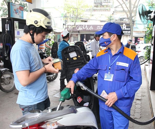 Xăng RON95-III tăng thêm 165 đồng, giá bán vượt 19.000 đồng mỗi lít - Anh 1