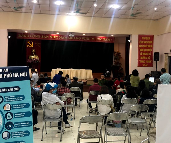 Trắng đêm làm thủ tục cấp thẻ CCCD gắn chíp cho người dân - Anh 1