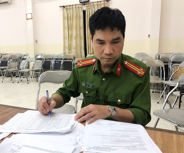 Trắng đêm làm thủ tục cấp thẻ CCCD gắn chíp cho người dân - Anh 10