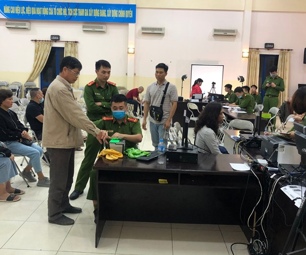 Trắng đêm làm thủ tục cấp thẻ CCCD gắn chíp cho người dân - Anh 2