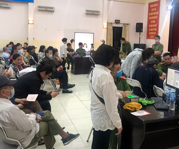 Trắng đêm làm thủ tục cấp thẻ CCCD gắn chíp cho người dân - Anh 4
