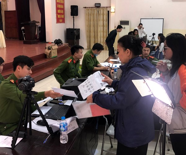 Trắng đêm làm thủ tục cấp thẻ CCCD gắn chíp cho người dân - Anh 6