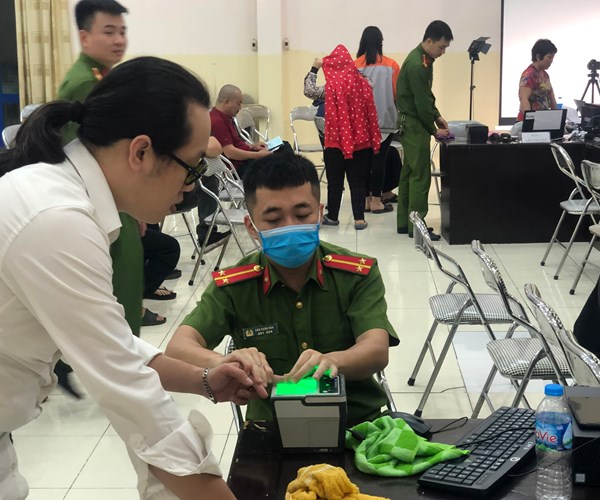 Trắng đêm làm thủ tục cấp thẻ CCCD gắn chíp cho người dân - Anh 7